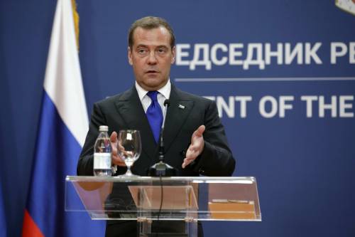 "È solo l'inizio. Smantelleremo il regime": il falco Medvedev avverte Kiev 
