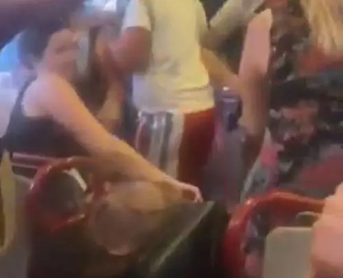 Rissa tra passeggeri sulla Circumvesuviana. "Chiamate la polizia"
