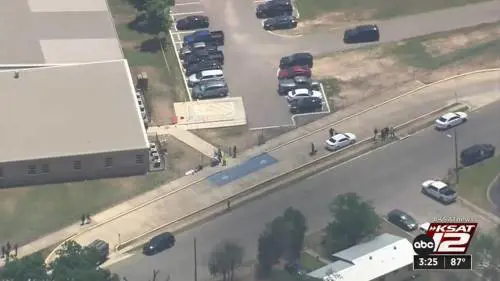 La strage nella scuola del Texas: uccisi 19 bimbi e due insegnanti