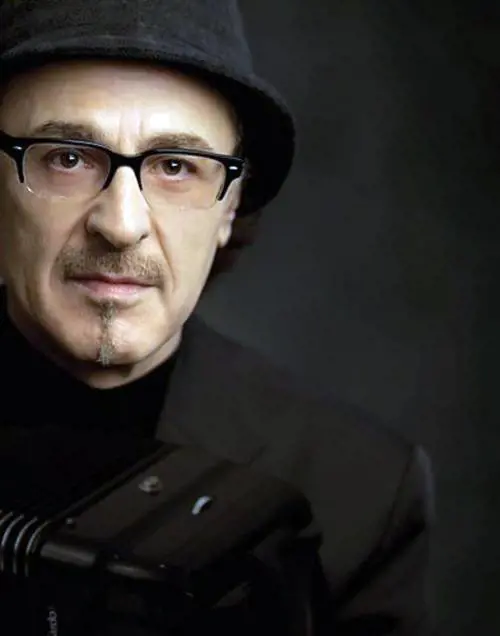 La sfida di De Crescenzo: "Voglio togliere i luoghi comuni della canzone napoletana"