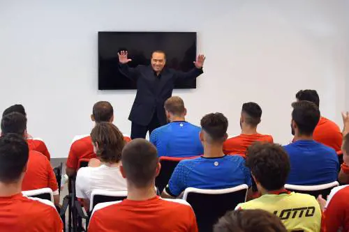 Berlusconi torna a Monzello dopo 15 mesi. Discorso motivazionale a squadra e staff