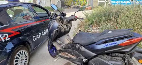Pistola in faccia a bambino per portare via lo scooter al padre