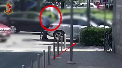 "Trucco della gomma bucata". Così i due algerini svaligiavano le auto