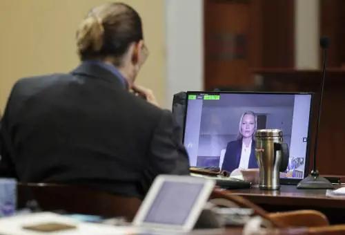 Kate Moss in tribunale: così "scagiona" Johnny Depp