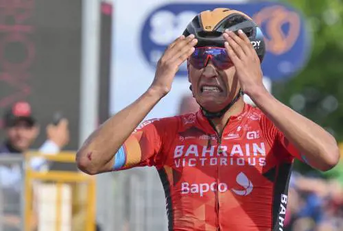 Un Giro sempre più "incollato". Cedono i vecchi, vola Buitrago