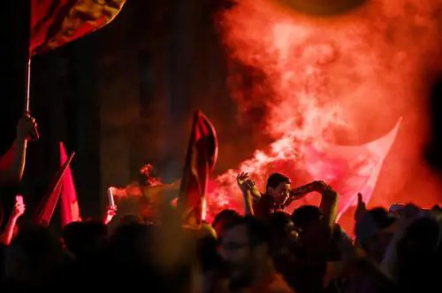 Gioia macchiata da due giorni di guerriglia