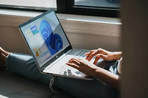 Troppe ore online. Gli italiani vogliono prendersi una pausa