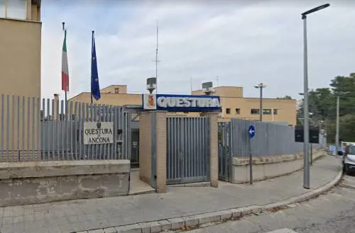 Il boato, poi il sangue: agente si spara in caserma. L'ombra della delusione d'amore