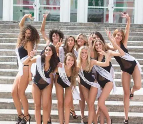 "Vergogna, siete sessisti". E Miss lato b viene bloccato