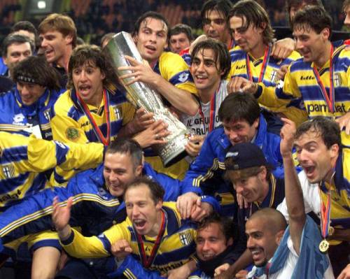 Il Parma festeggia la vittoria della coppa Uefa 1999 