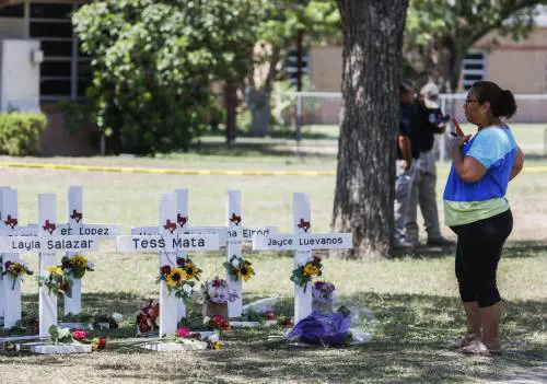 "Morto per il dolore": infarto per il marito di una delle maestre uccise nella strage in Texas