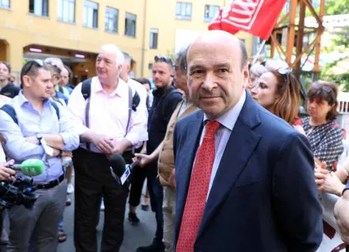 La "Magnifica Fabbrica" per i laboratori Scala. Intanto i dipendenti  protestano coi fischietti