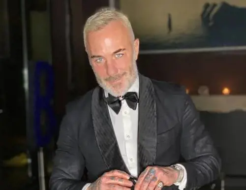 "Insulti se sbagliavo i balletti, turni massacranti": l'ex colf di Vacchi gli fa causa