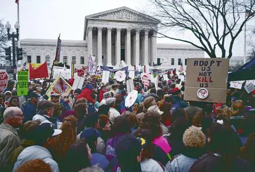 Roe vs. Wade: cosa c'è dietro la sentenza che infiamma l'America