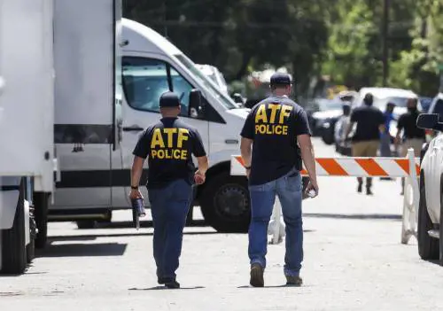 Bimba di 3 anni trova pistola in casa e spara alla sorella: tragedia in Texas