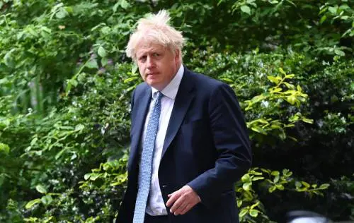 La nave affonda, i topi fuggono. Lui si specchia