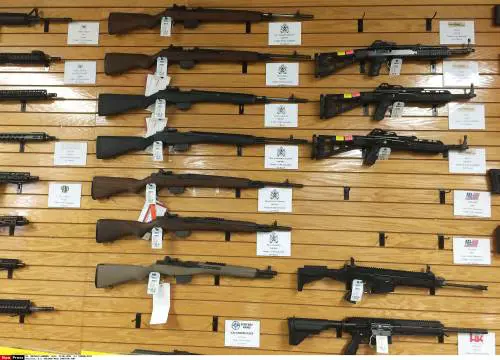 Killer solitari, lobbying e violenza: la lunga storia degli Usa e le armi