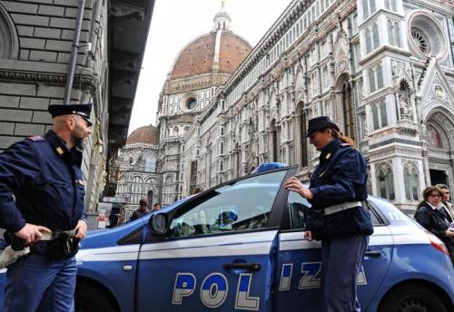 Una pattuglia della polizia a Firenze