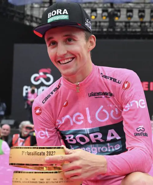Finalmente un Signor G...iro d'Italia. Ora se ne devono accorgere Pogacar & C
