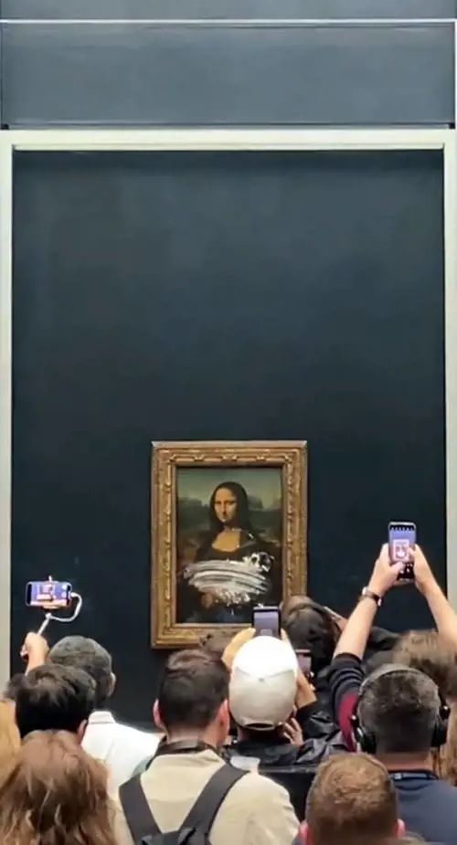 Lancia una torta alla panna contro la Gioconda: vandalo fermato al Louvre