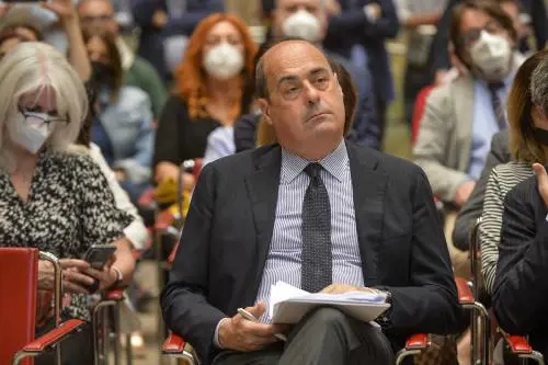 "Una legge mancia", "Riserve sulla sanità". Zingaretti esce di scena tra le polemiche