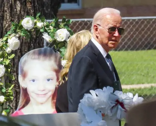Uvalde, Biden in lacrime. "Ora è tempo di agire". La polizia sotto inchiesta