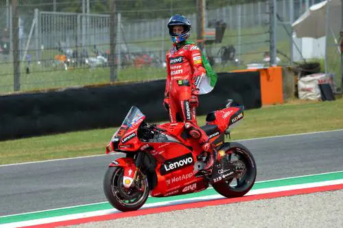Vincere così si deve. Bagnaia re del Mugello "orfano" di re Valentino