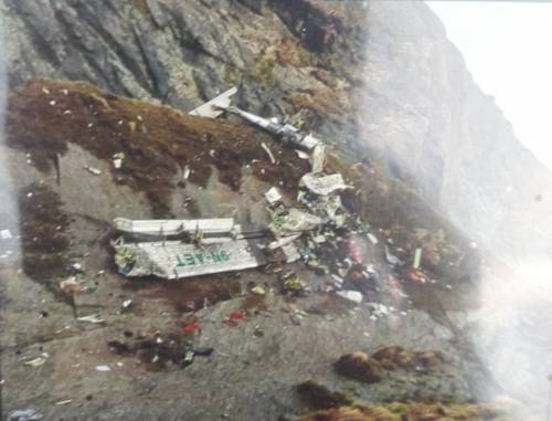 Lo schianto in montagna: ritrovato l'aereo scomparso in Nepal