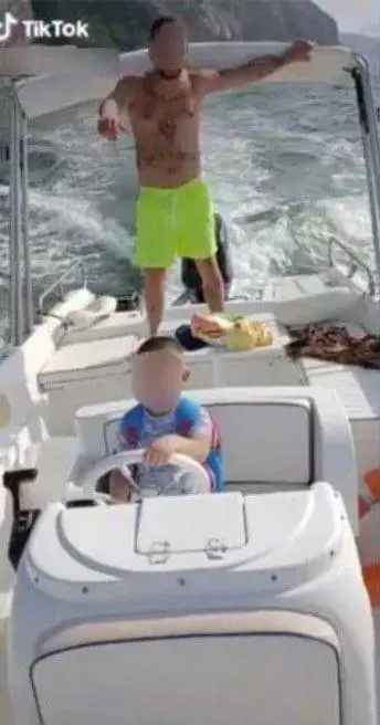 "Vai piano...": il video choc del bimbo di 5 anni alla guida del motoscafo
