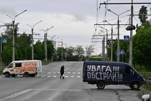 "Voi circondati, arrendetevi". Il mitragliere di Lugansk spara dépliant agli ucraini