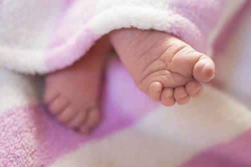 Giallo nel casertano: neonata muore in culla, sul corpo lividi e scottature