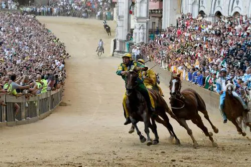 Siena, dopo due anni di assenza forzata torna il Palio (e le solite polemiche degli animalisti)