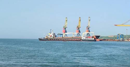 Salpata da Mariupol la prima nave cargo carica di metallo. Kiev: "È saccheggio"