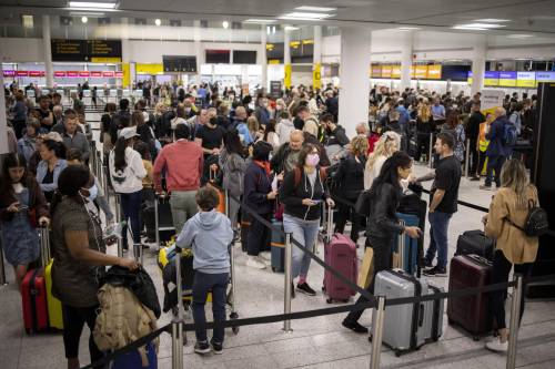 Voli cancellati, aeroporti nel caos: bomba sulle vacanze