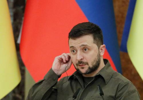 Zelensky a Mykolaiv e Odessa: "Controffensiva, poi negoziati". Dagli Usa stop ai super droni