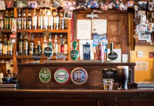 Dieci ore di lavoro al giorno per 200 euro settimanali: l’offerta del bar fa discutere