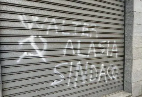 Scritta pro Br nella sede di Fdi: "Vergognoso odio rosso"