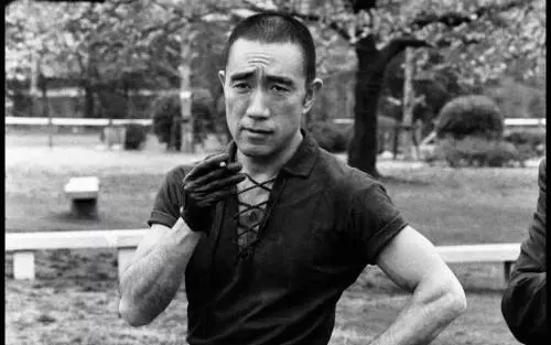 Mishima mette una "Vita in vendita" regalandole una collezione di generi
