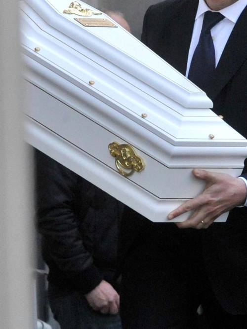 Funerali di un bimbo di 20 mesi senza genitori: "Nessuno ci ha avvisati"