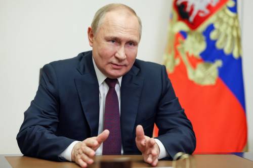 Putin irride i leader. Medvedev li minaccia. E l'Indonesia tenta la mediazione al G20