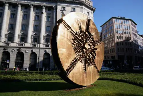 Pomodoro e piazza Scala. Il Comune cerca sponsor e restaura i monumenti