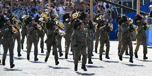 Il pacifismo a senso unico di chi spara sui militari