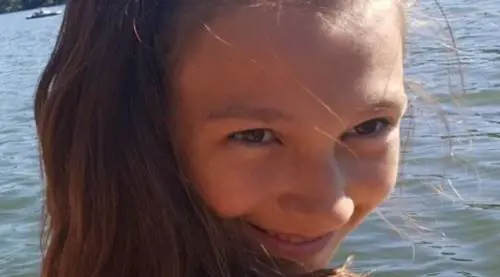 Vuole solo poter leggere l’ultimo tema della sua bambina morta di cancro