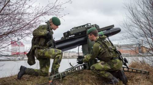 Cosa sono i "Robot 17" e i lanciagranate che la Svezia ha inviato a Kiev
