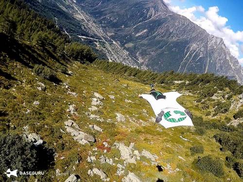 Non si apre il paracadute: 33enne muore dopo una caduta di 200 metri