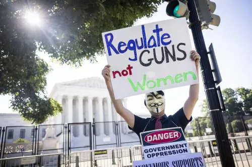 Sparatorie in Usa, New York vieta le armi semiautomatiche sotto i 21 anni