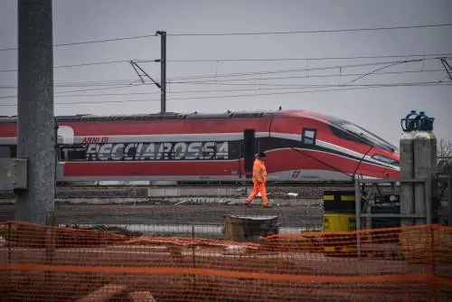 Frecciarossa deragliato. L'Italia sul binario morto