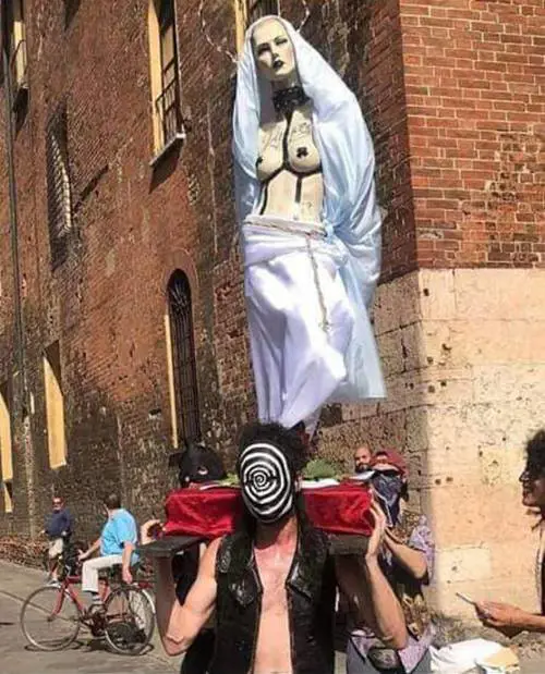 Madonna col seno scoperto al Pride, scoppia la polemica