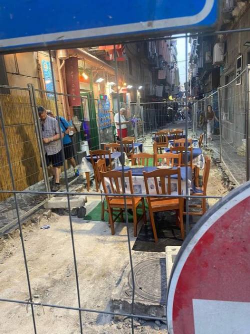 Tavolini di un ristorante in un cantiere edile: denunciati i titolari