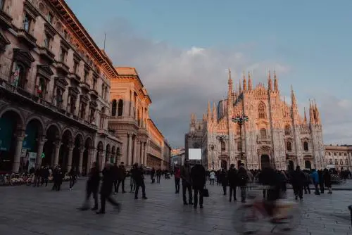 Accerchiato e spintonato in pieno centro:  i ladri gli rubano l'orologio da 250mila euro